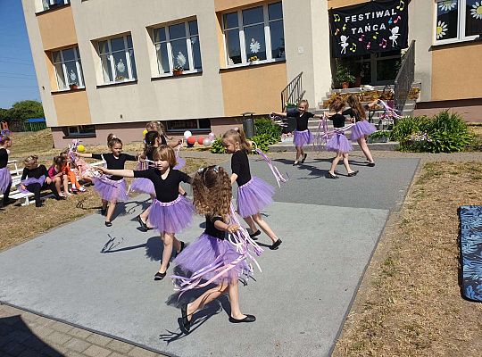 Grupa dziewczynek podczas tańca