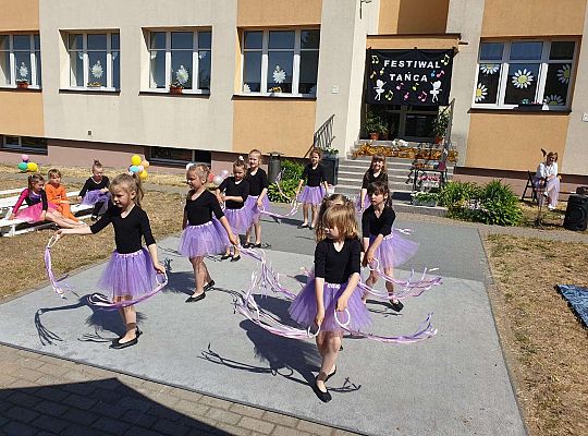 Grupa dziewczynek podczas tańca