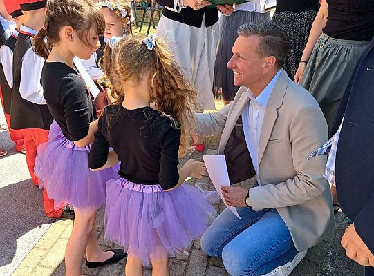 Dziewczynki odbierają dyplom za udział w konkursie