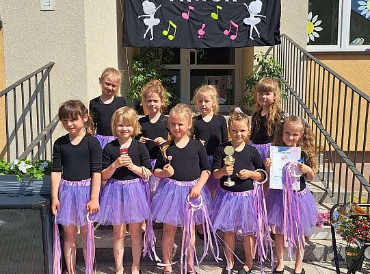 Grupa dziewczynek z pucharem i dyplomem