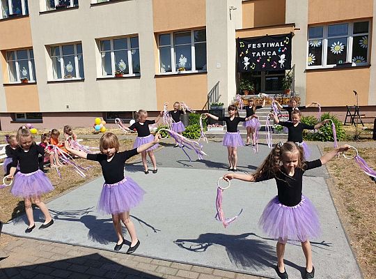 Grupa dziewczynek podczas tańca