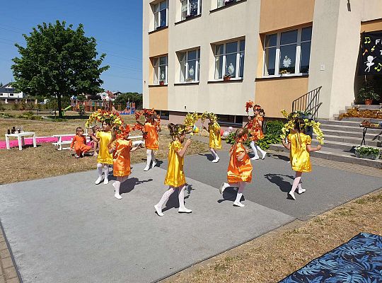 Grupa dziewczynek podczas tańca