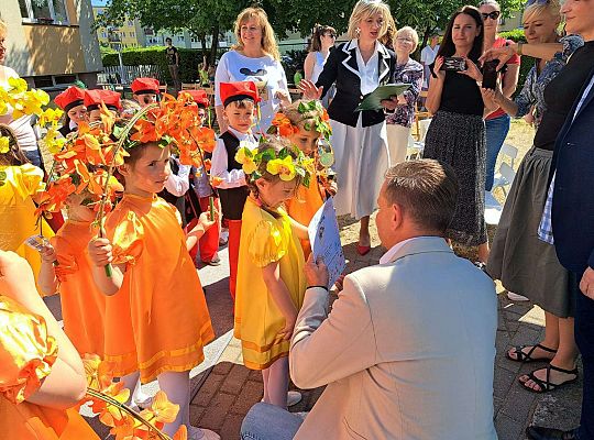 Dziewczynki odbierające nagrodę