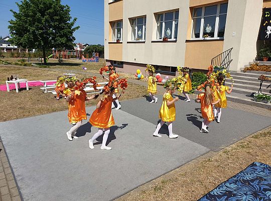 Grupa dziewczynek podczas tańca