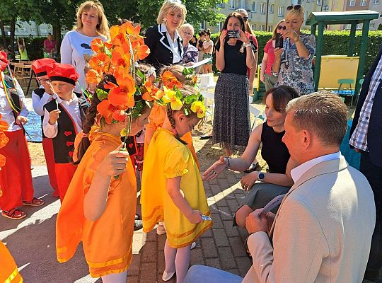 Dziewczynki odbierające nagrodę