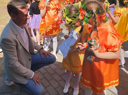 Dziewczynki odbierające nagrodę