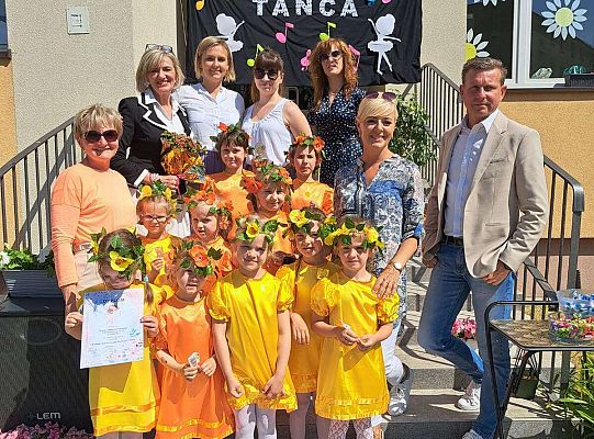 Grupa dziewczynek z wychowawczyniami organizatorami turnieju