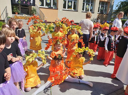 Grupa dziewczynek podczas tańca