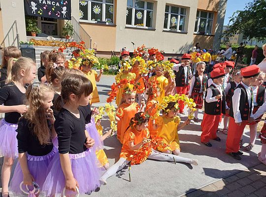 Grupa dziewczynek podczas tańca