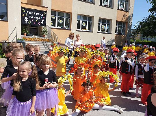 Grupa dziewczynek podczas tańca