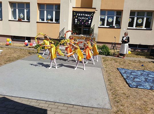 Grupa dziewczynek podczas tańca