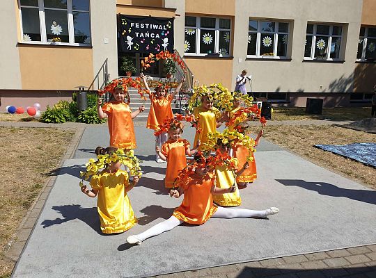 Grupa dziewczynek podczas tańca