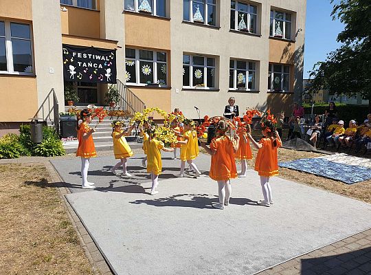 Grupa dziewczynek podczas tańca