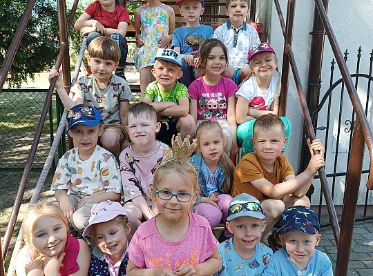 Grupa dzieci siedząca na schodach