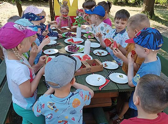 Dzieci przy urodzinowym stole