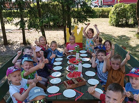 Dzieci przy urodzinowym stole