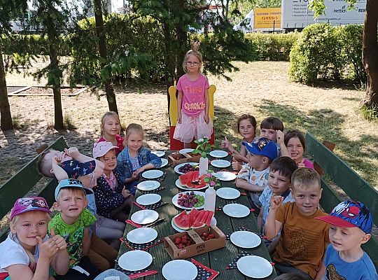 Dzieci przy urodzinowym stole