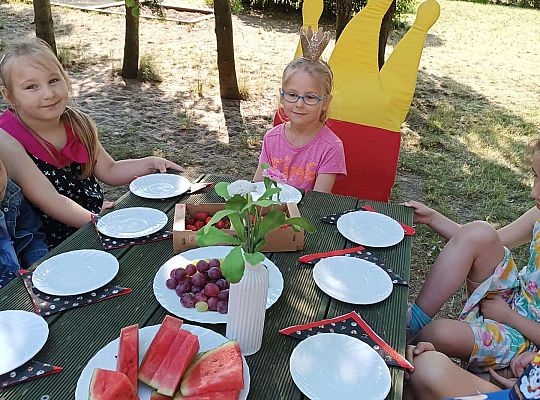 Dzieci przy urodzinowym stole