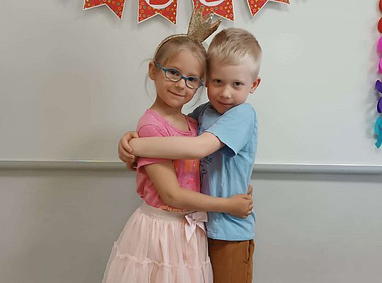 Chłopiec składa życzenia solenizantce