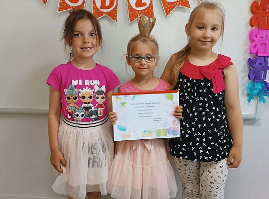 Dwie dziewczynki z solenizantką