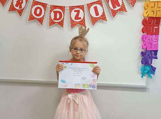 Solenizantka z albumem urodzinowym