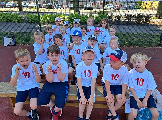 Grupa dzieci w strojach sportowych