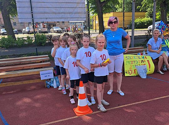 Grupa dzieci szykujących się do zawodów