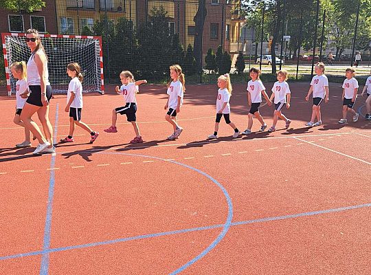 Grupa dzieci szykujących się do zawodów