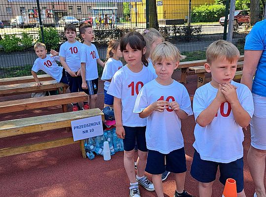 Grupa dzieci szykujących się do zawodów