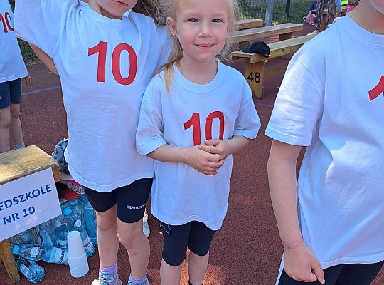 Grupa dzieci szykujących się do zawodów