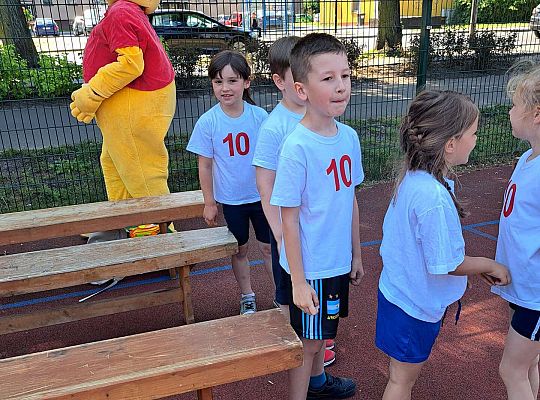 Grupa dzieci szykujących się do zawodów