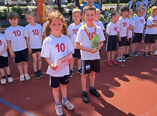 Dzieci odbierają nagrodę