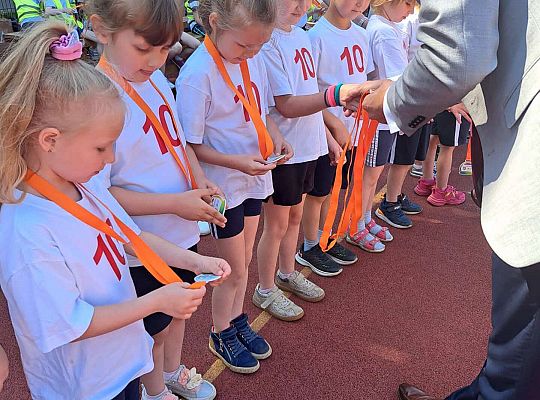 Dzieci podczas wręczania medali