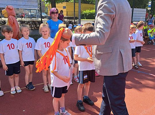 Dzieci podczas wręczania medali