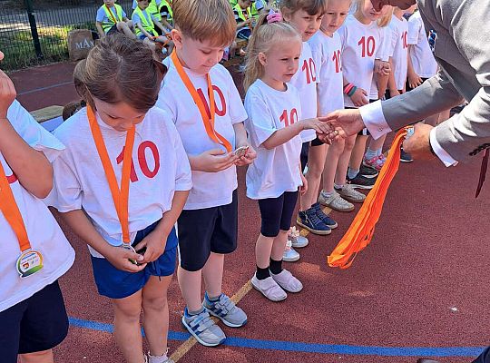 Dzieci podczas wręczania medali