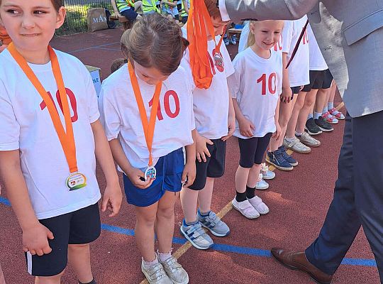 Dzieci podczas wręczania medali