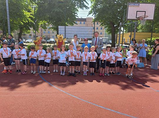 Grupa dzieci z medalami