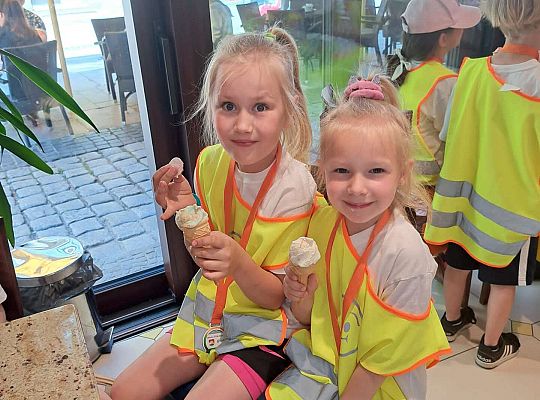 Dzieci jedzą lody