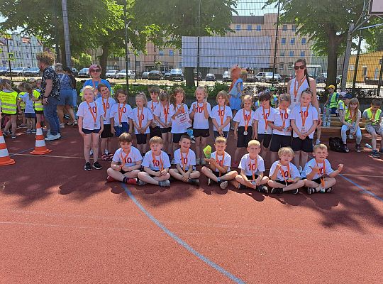 Grupa dzieci z medalami