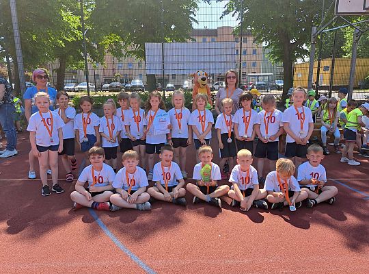 Grupa dzieci z medalami