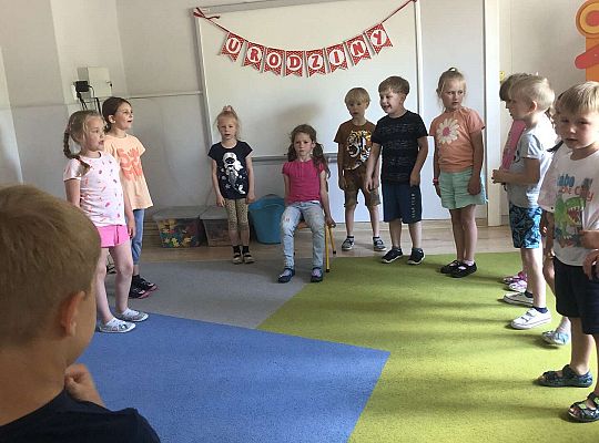 Dzieci śpiewają sto lat solenizantce