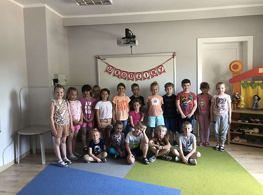 Grupa dzieci z solenizantką