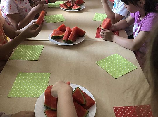 Dzieci przy urodzinowym stole