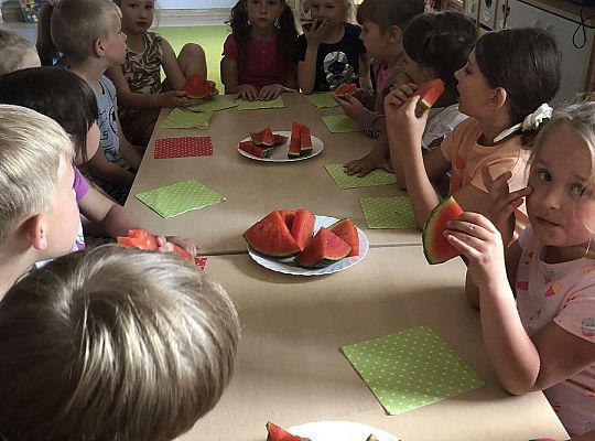 Dzieci przy urodzinowym stole