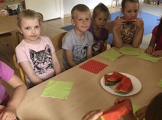 Dzieci przy urodzinowym stole