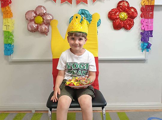 Solenizant na tle dekoracji