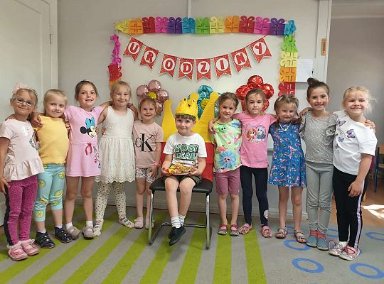 Solenizant z grupą dziewczynek