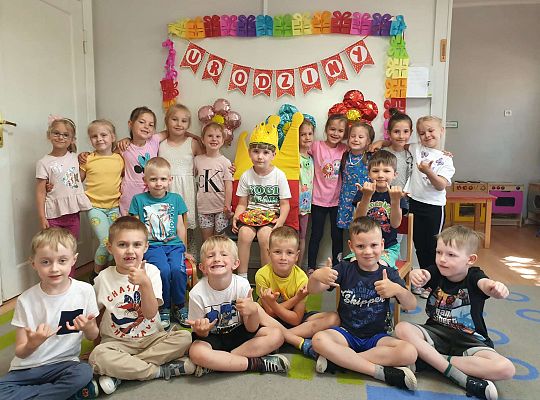 Grupa dzieci z solenizantem