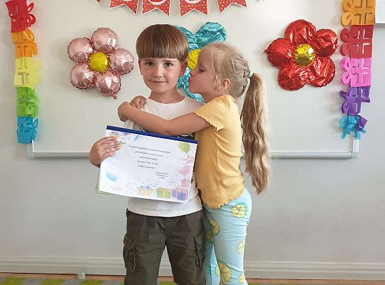 Dziewczynka składa życzenia solenizantowi