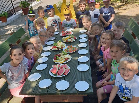 Grupa dzieci przy urodzinowym stole